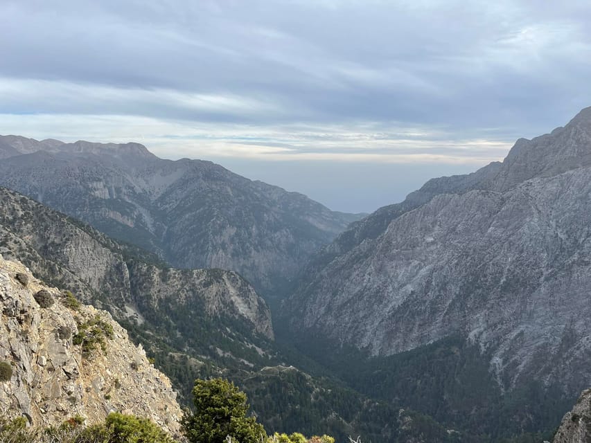 Crete: White Mountains Preserve Day Tour - Lunch in Therisso: Cretan platters that fill you up