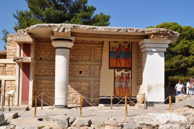 Full-Day Knossos And Heraklion Tour From Chania - Bus comfort and group size: where expectations should match reality