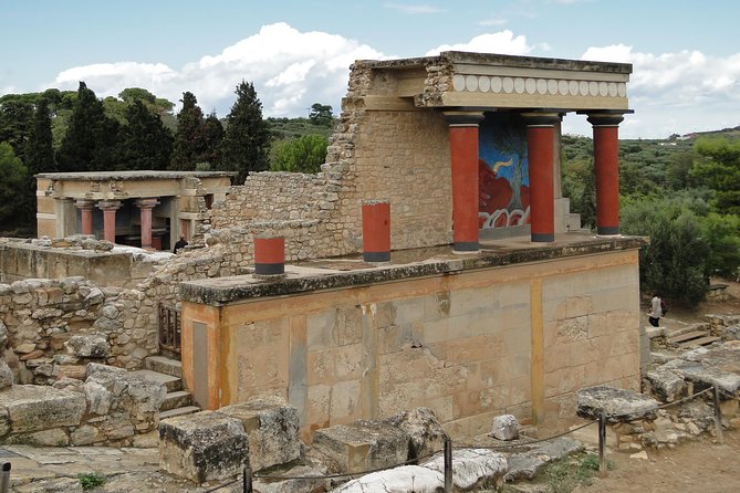 Full-Day Knossos And Heraklion Tour From Chania - The guides: why names show up in the feedback