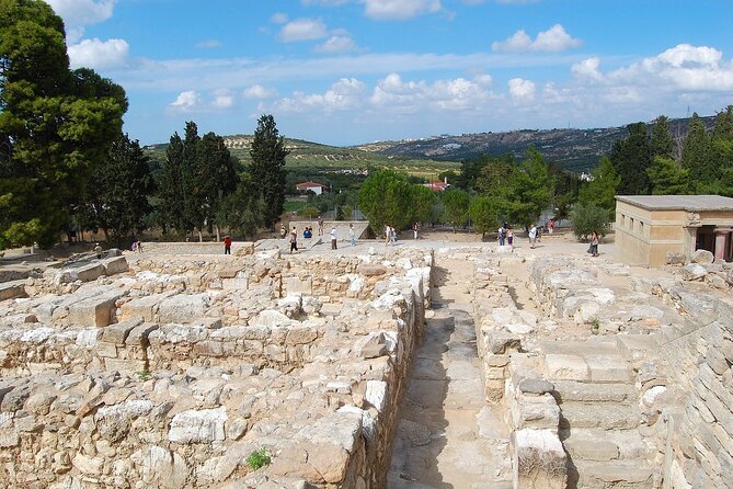 Private Tour Knossos Palace-Archaeological Museum-Heraklion Town - Stop 1: Palace of Knossos, where mythology meets planning
