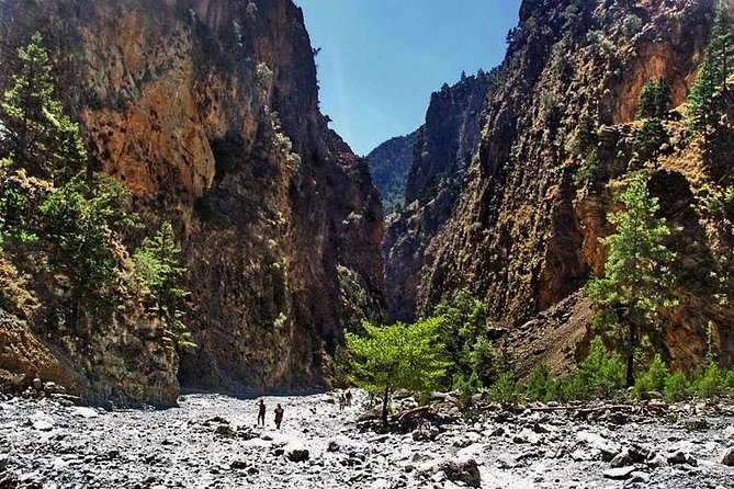 Samaria Gorge Trek: Full-Day Excursion from Rethymno with Guide - Omalos to the trailhead: breakfast and a steady launch